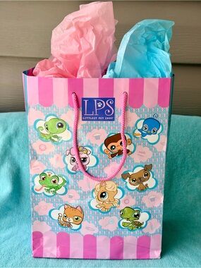 LITTLEST PET SHOP Mystery Bag! Includes 4 Mystery Items and 2006 Gift Bag!